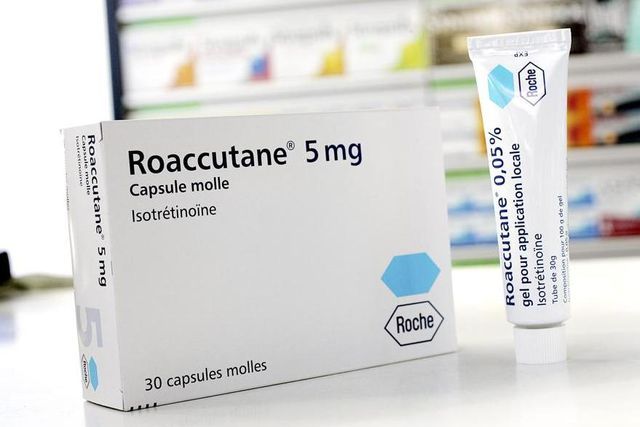 Le Roaccutane est un médicament très fort qui va assécher la totalité de votre corps, et donc forcément réduire l'acné. 